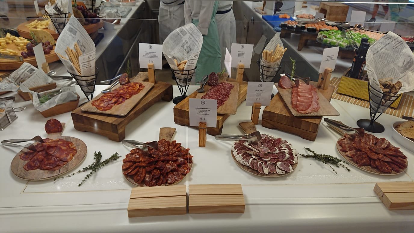 platos de embutidos ibéricos, jamón de bellota Guijuelo y quesos artesanos de Gran Canaria