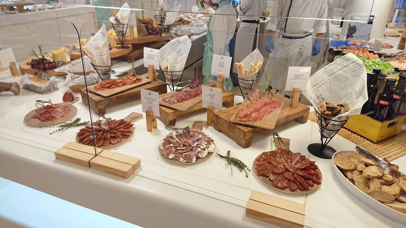 selección de productos canarios gourmet con jamón ibérico y queso ahumado
